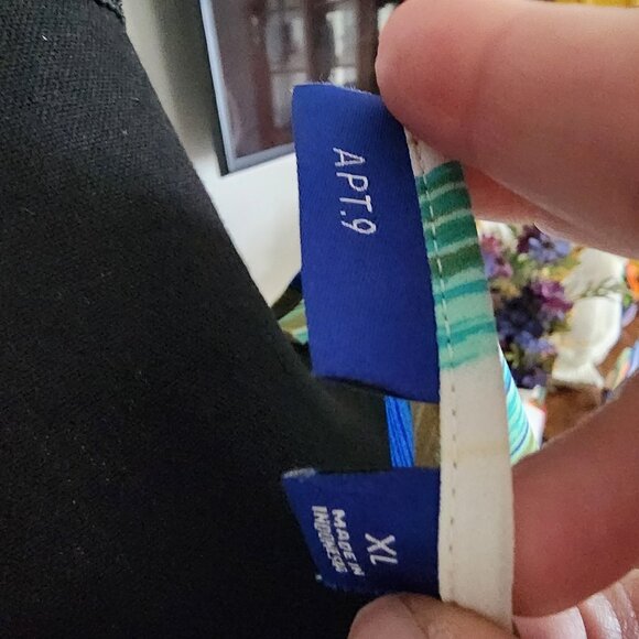 APT 9 V-NECK A-LINE TOP - Picture 3 of 3